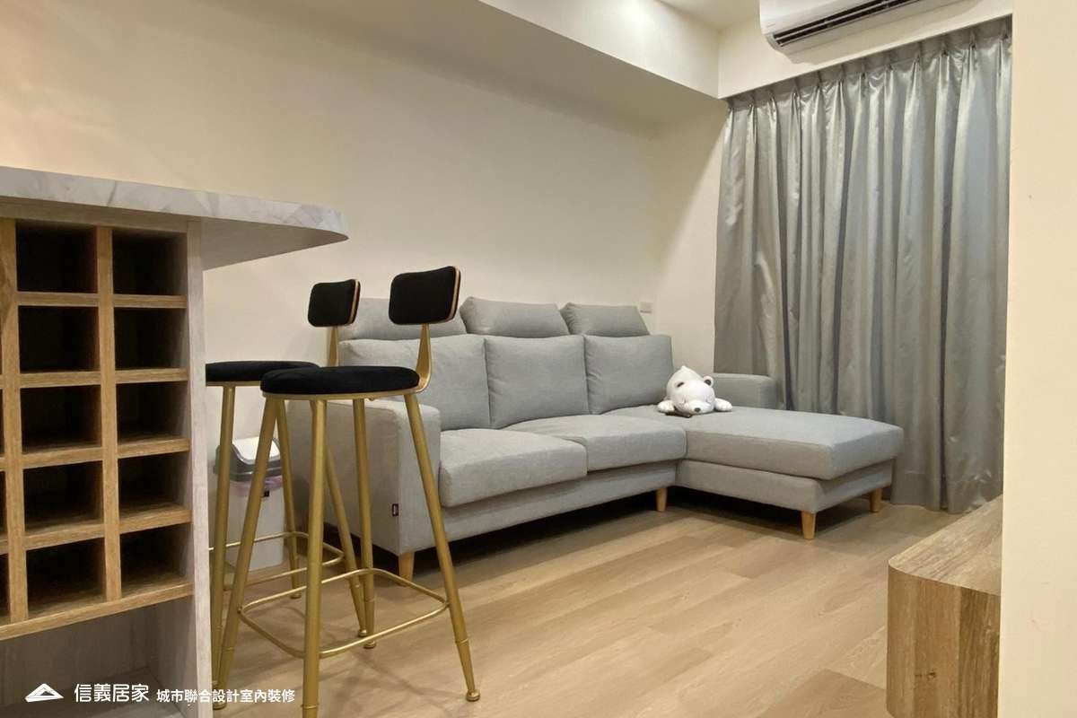 米色客廳室內裝潢設計，包括窗簾、餐椅、L型沙發、吧檯裝潢圖片