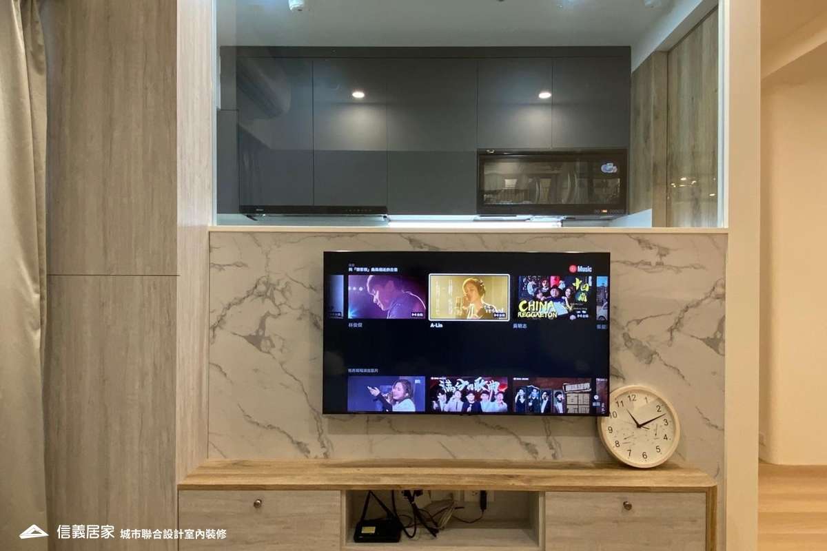 米色客廳室內裝潢設計，包括窗簾、電視牆、電視櫃裝潢圖片