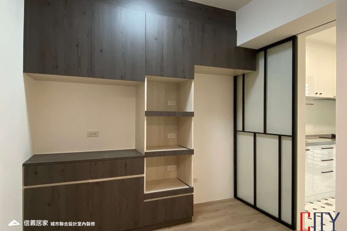白色廚房室內裝潢設計，包括收納櫃、流理台、置物櫃、拉門裝潢圖片