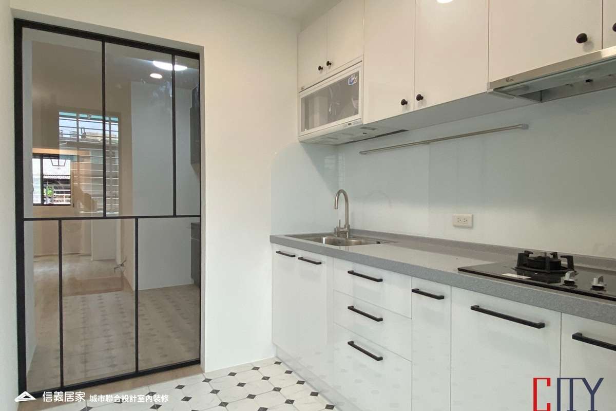 白色廚房室內裝潢設計，包括磁磚、流理台、置物櫃、拉門裝潢圖片
