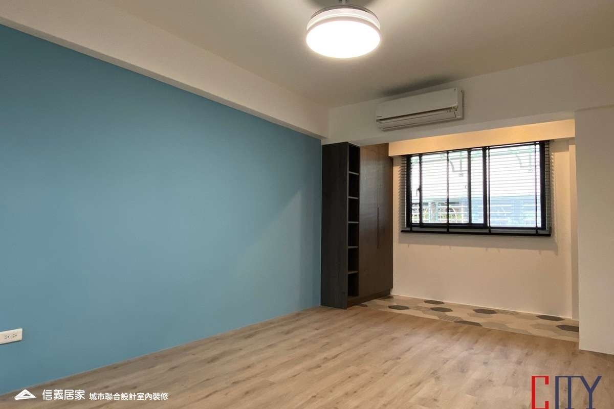 藍色客廳室內裝潢設計，包括收納櫃、捲簾、置物櫃裝潢圖片