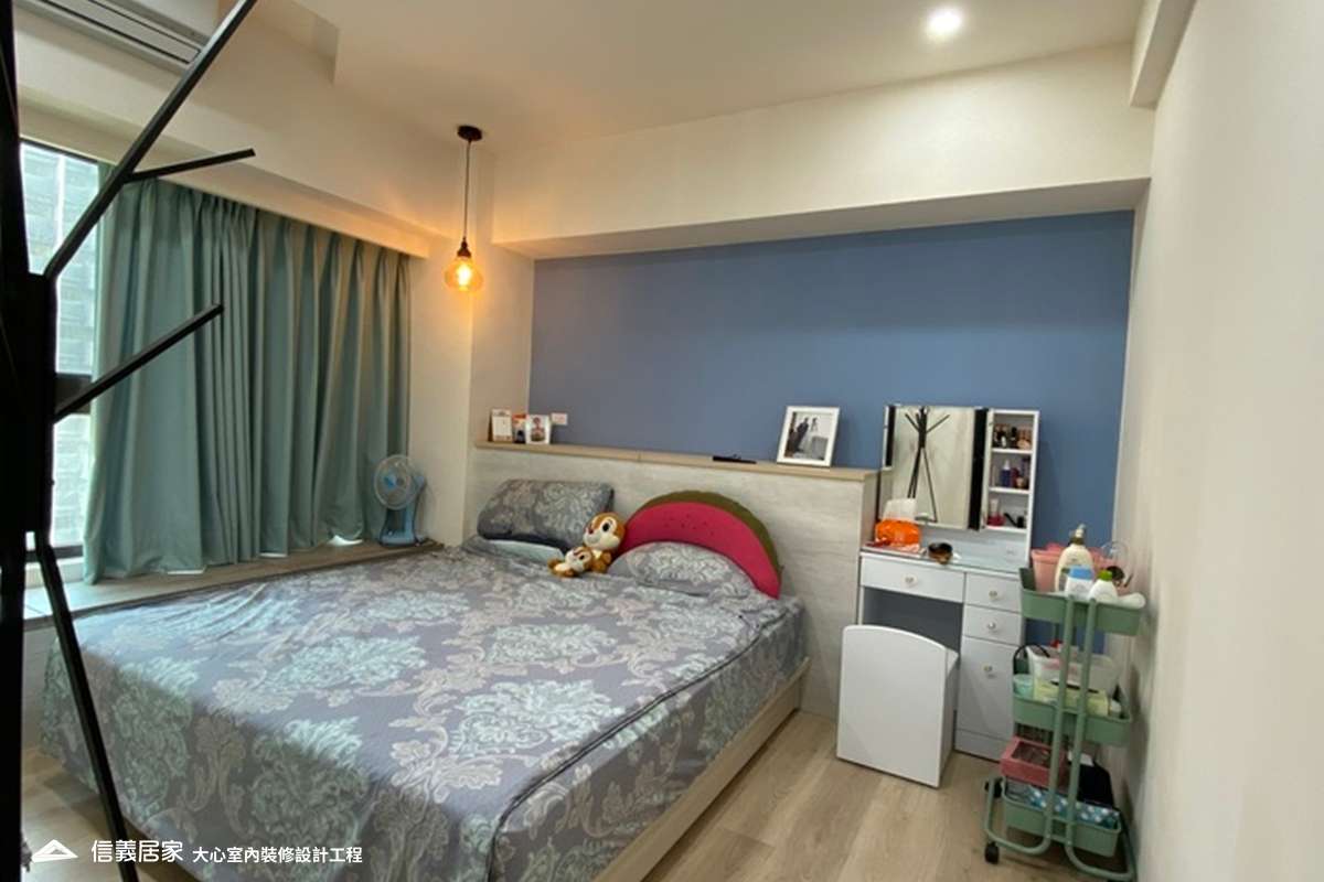 白色臥室室內裝潢設計，包括床、床頭主牆、化妝台、床頭櫃裝潢圖片