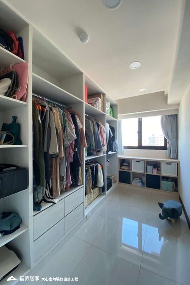 白色更衣室室內裝潢設計，包括收納櫃、置物櫃裝潢圖片