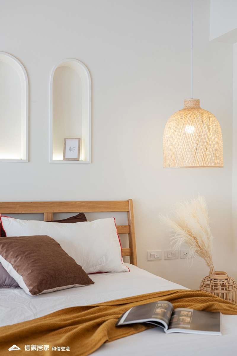 白色臥室室內裝潢設計，包括床、吊燈裝潢圖片