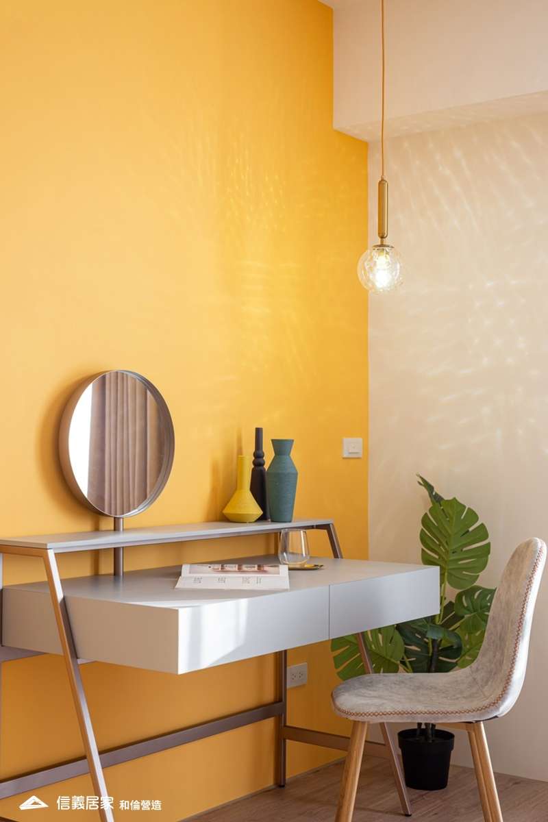 黃色臥室室內裝潢設計，包括椅子、化妝台裝潢圖片