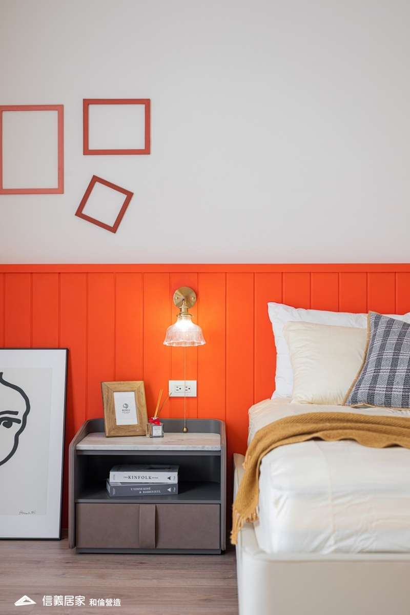 白色臥室室內裝潢設計，包括床、床頭主牆、壁燈、床頭櫃裝潢圖片