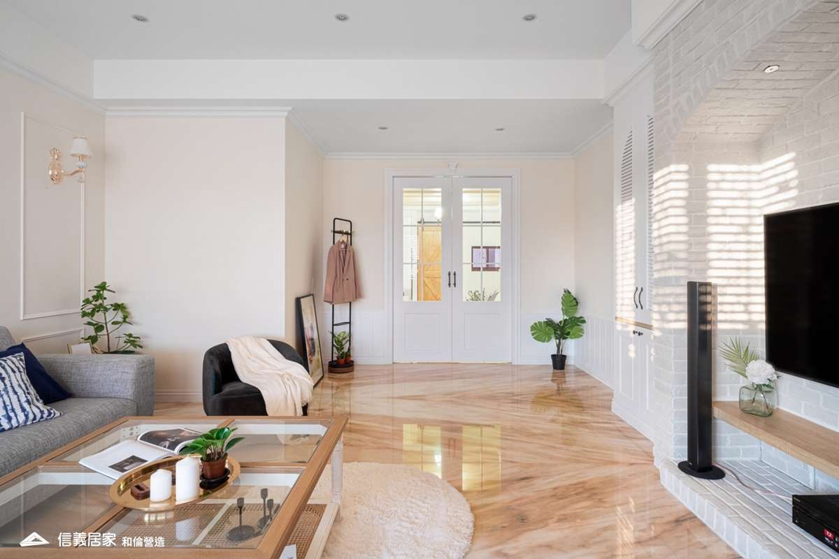白色客廳室內裝潢設計，包括沙發、茶几、壁燈、置物櫃、拉門裝潢圖片