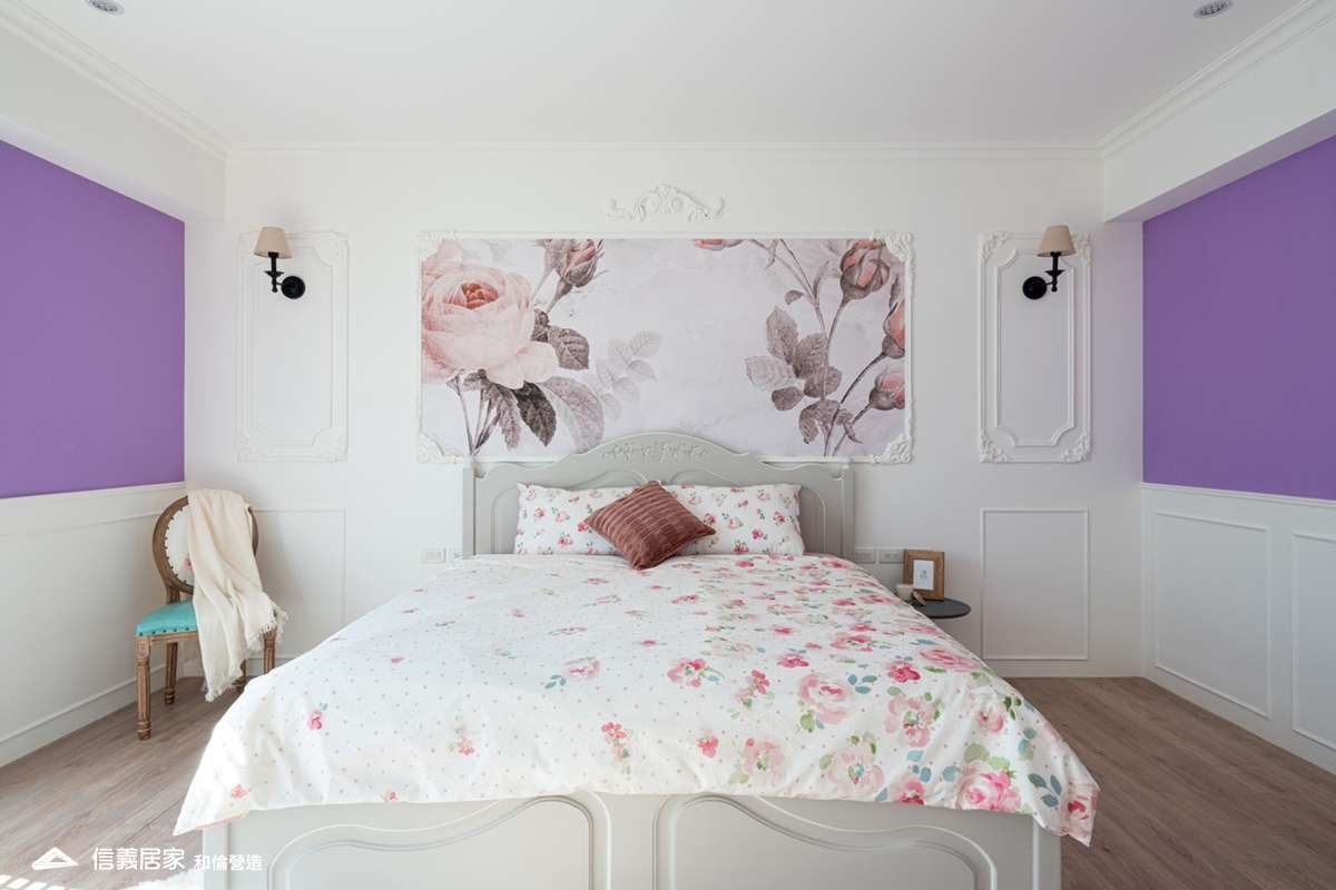 紫色臥室室內裝潢設計，包括床、壁紙、床頭主牆、壁燈裝潢圖片