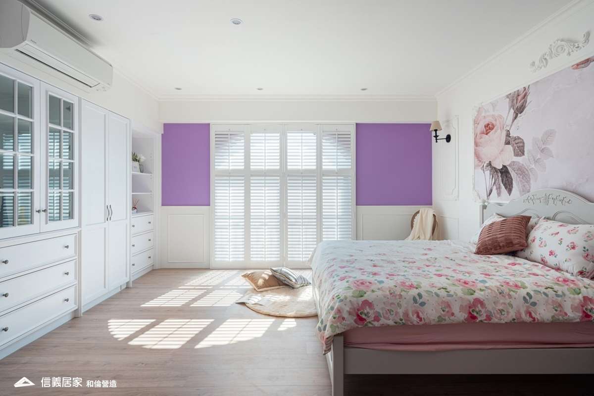 紫色臥室室內裝潢設計，包括床、壁紙、床頭主牆、壁燈、床頭櫃、置物櫃、百葉窗裝潢圖片