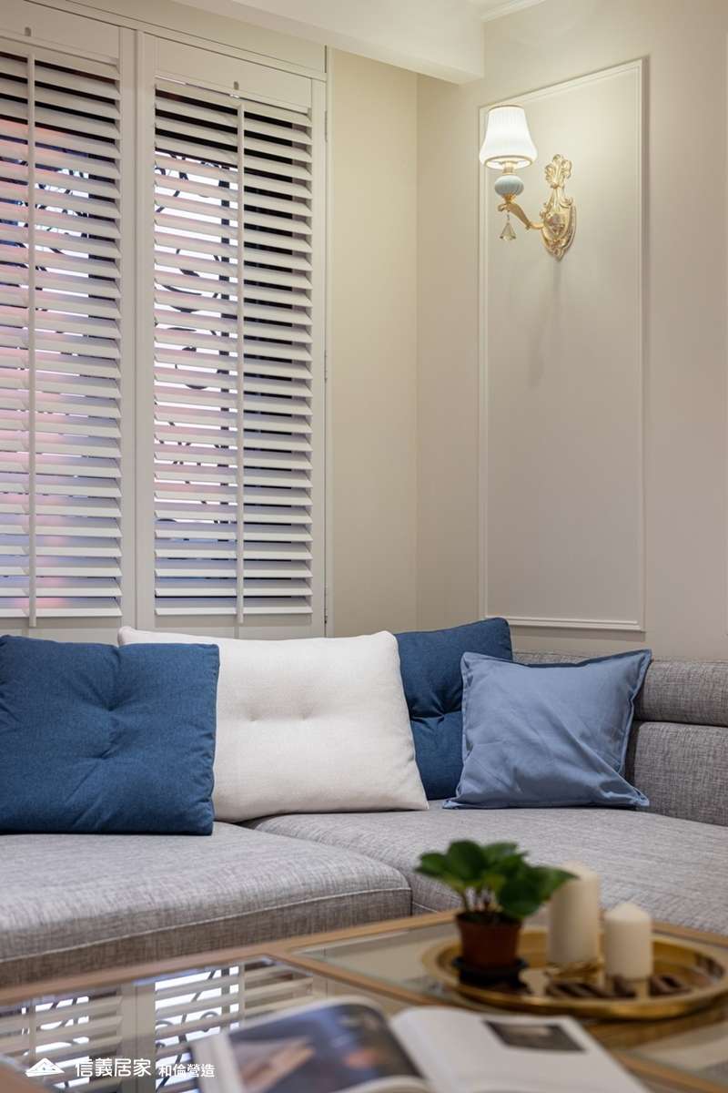 白色客廳室內裝潢設計，包括壁燈、L型沙發、百葉窗裝潢圖片
