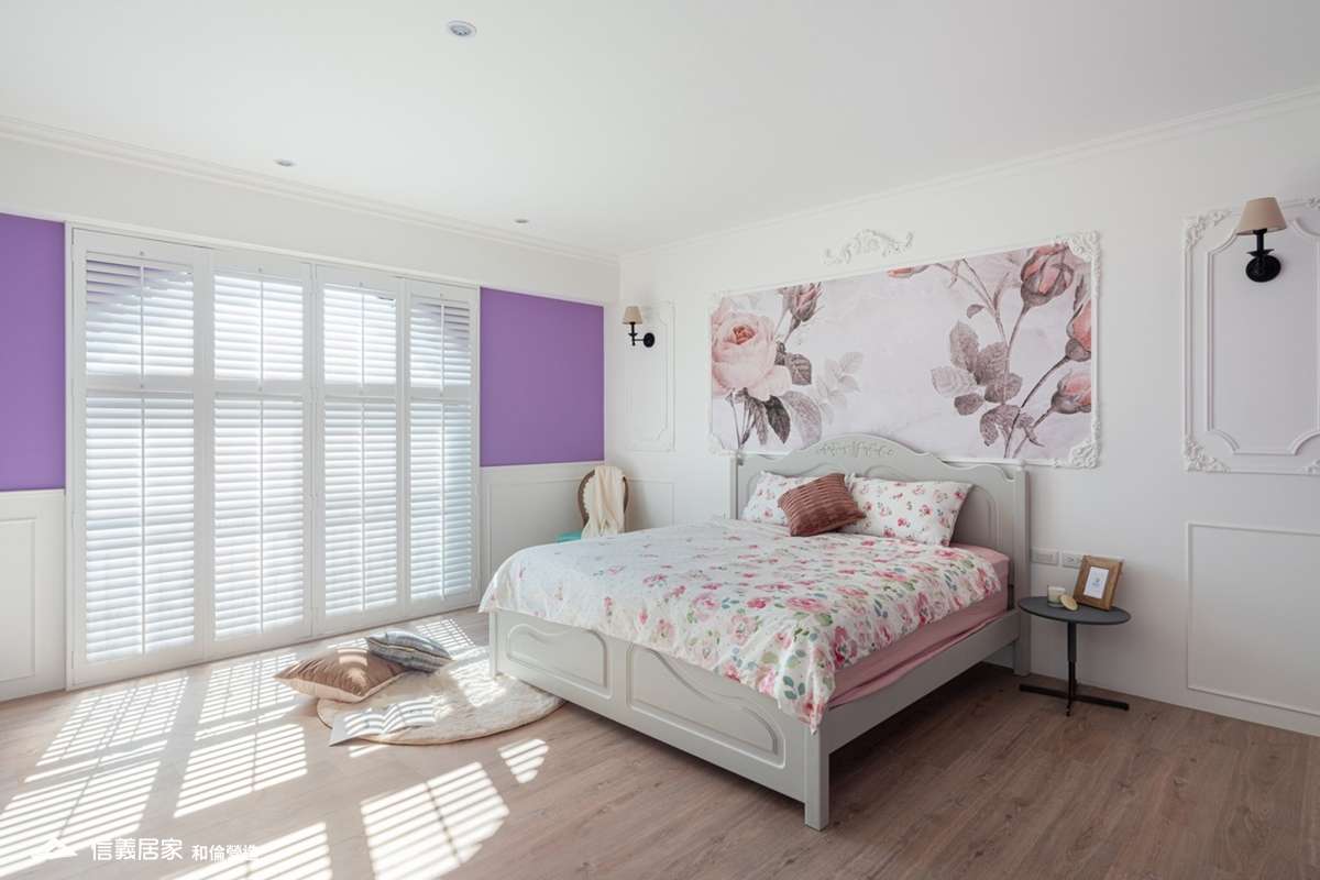 紫色臥室室內裝潢設計，包括床、壁紙、床頭主牆、壁燈、床頭櫃、百葉窗、線板裝潢圖片