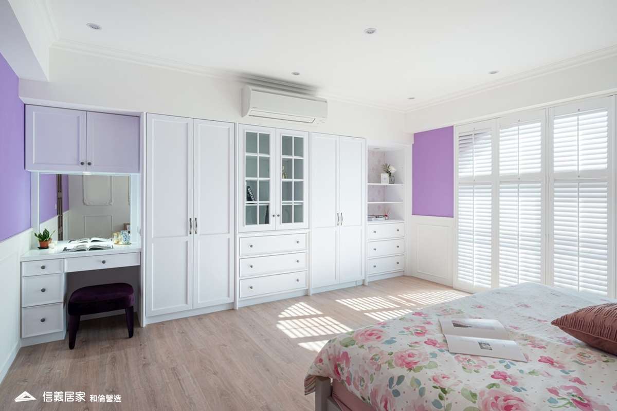 紫色臥室室內裝潢設計，包括床、收納櫃、壁紙、椅子、化妝台、置物櫃、線板裝潢圖片
