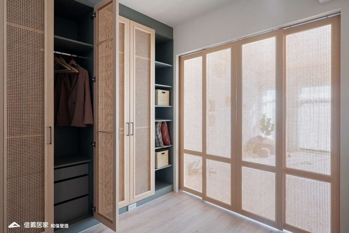 白色更衣室室內裝潢設計，包括收納櫃、置物櫃、拉門裝潢圖片