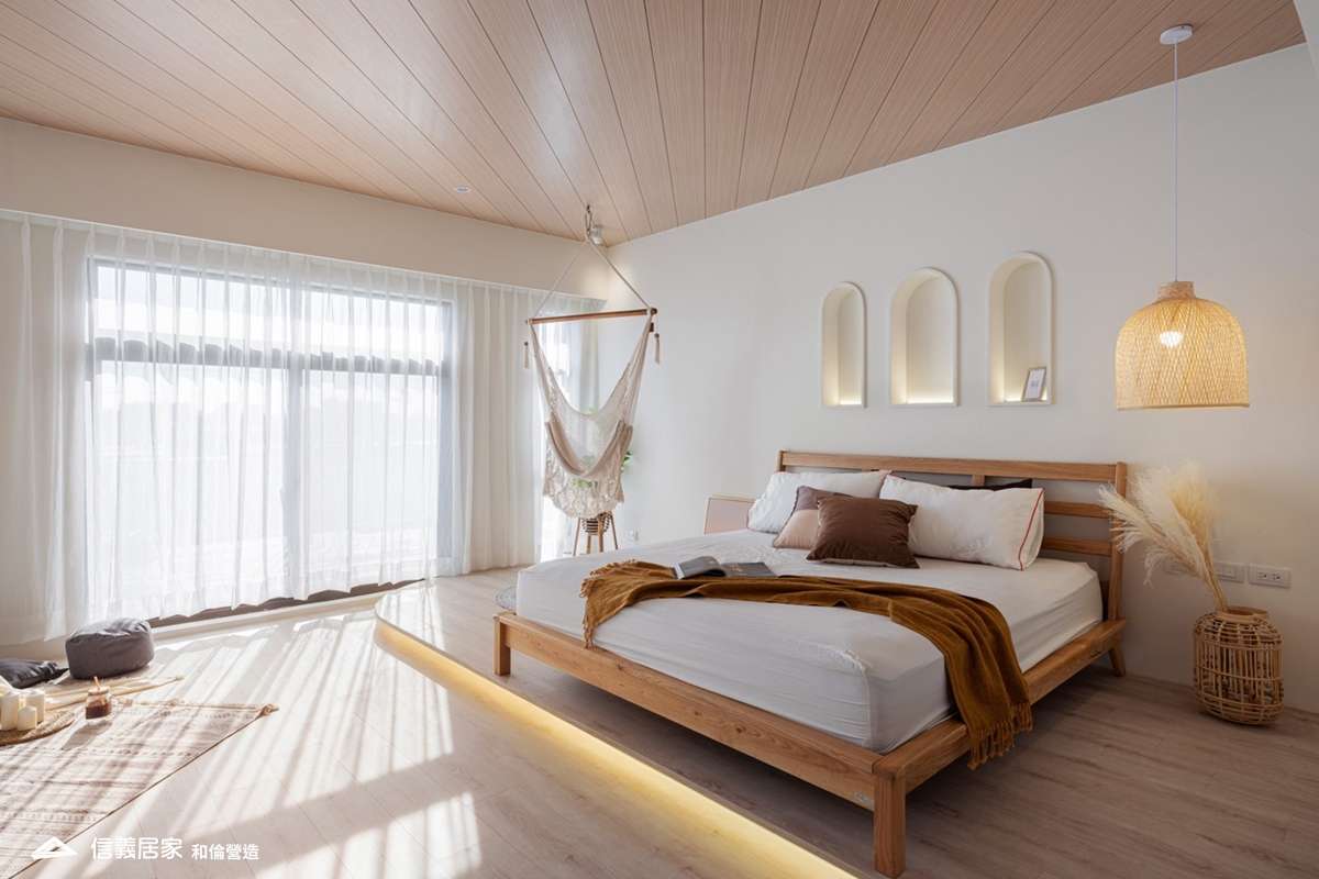 白色臥室室內裝潢設計，包括窗簾、床、嵌燈、吊燈裝潢圖片