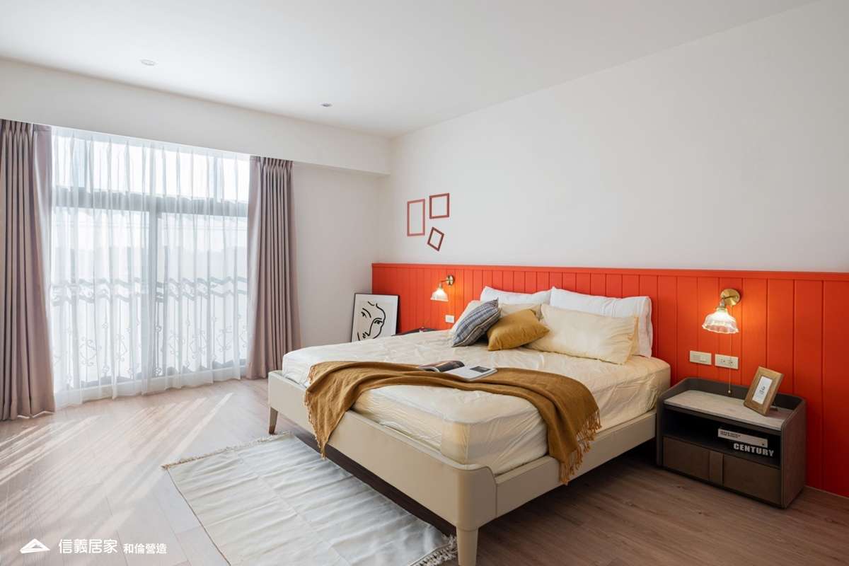 白色臥室室內裝潢設計，包括窗簾、床、地毯、床頭主牆、壁燈、床頭櫃裝潢圖片