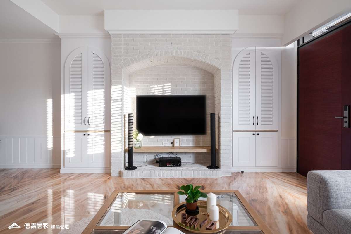 白色客廳室內裝潢設計，包括沙發、茶几、收納櫃、電視牆、線板、音響裝潢圖片