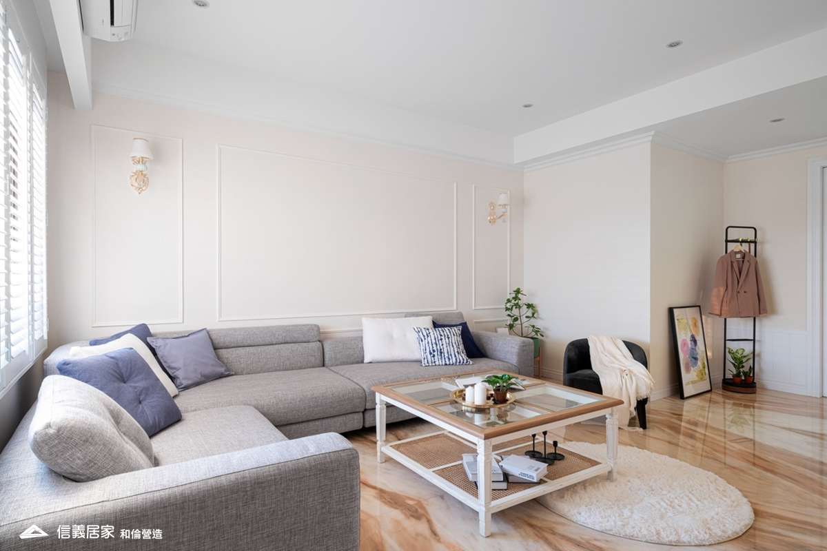 白色客廳室內裝潢設計，包括茶几、壁燈、L型沙發、百葉窗、線板裝潢圖片
