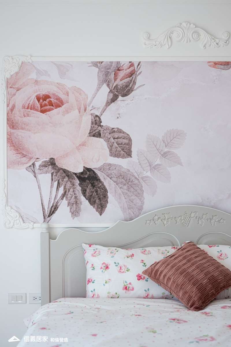 白色臥室室內裝潢設計，包括床、壁紙、床頭主牆、線板裝潢圖片