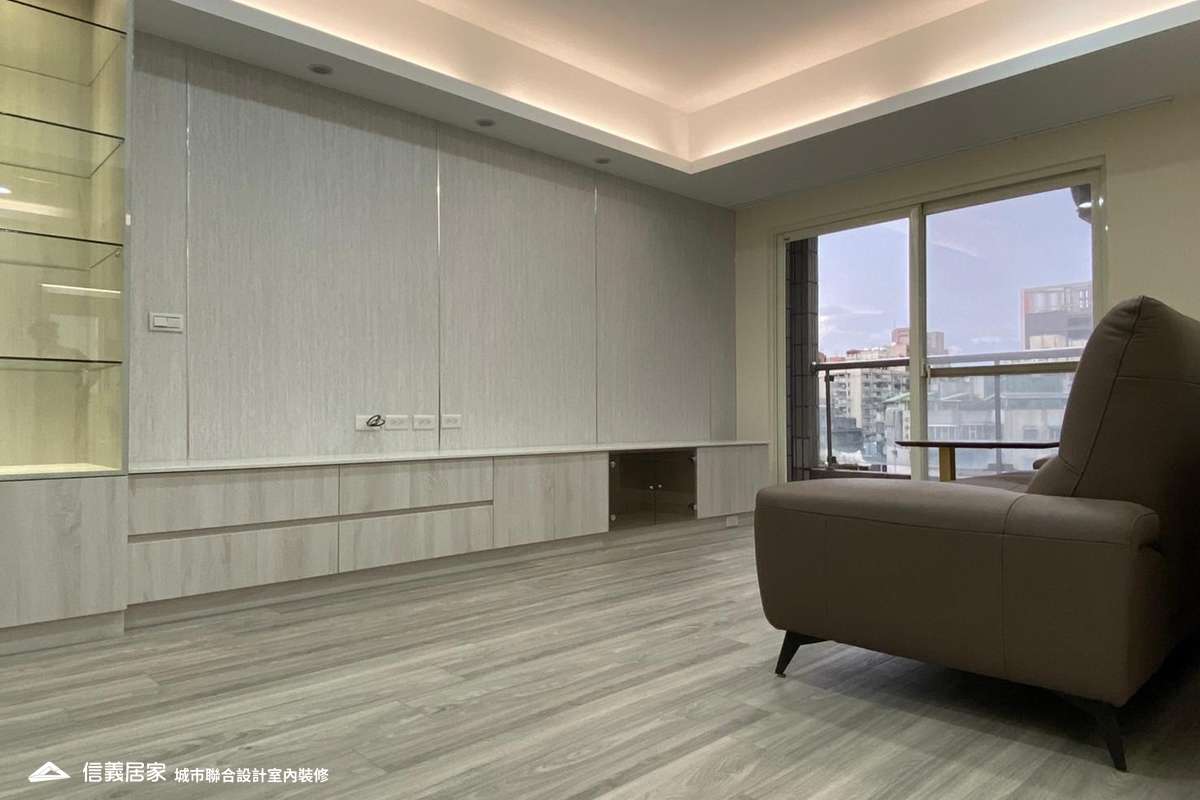 白色客廳室內裝潢設計，包括沙發、電視牆、電視櫃裝潢圖片