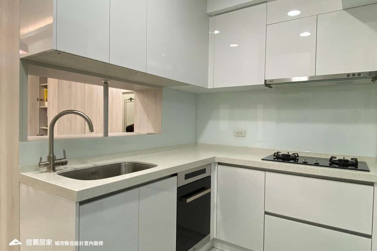 白色廚房室內裝潢設計，包括流理台、置物櫃裝潢圖片