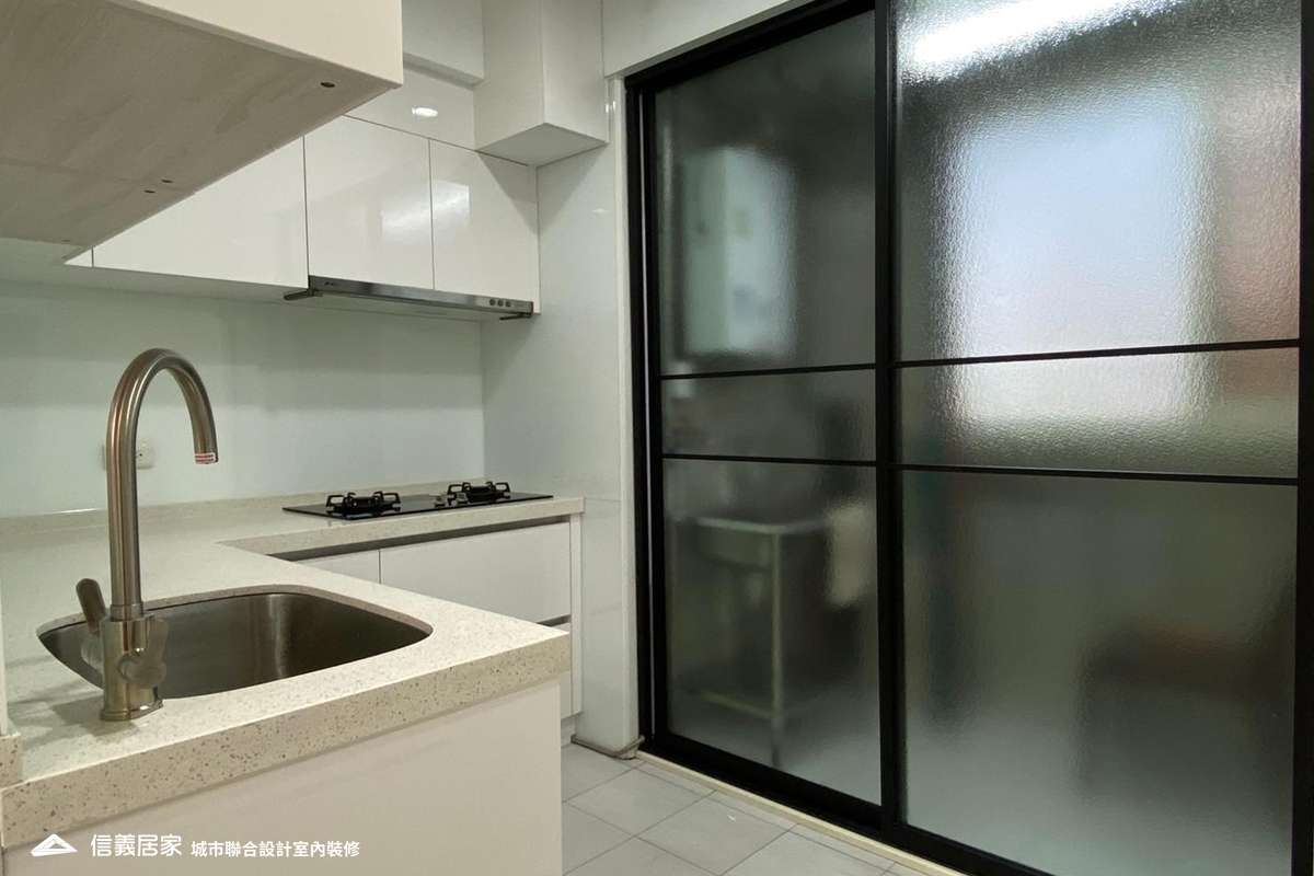白色廚房室內裝潢設計，包括流理台、置物櫃、拉門裝潢圖片