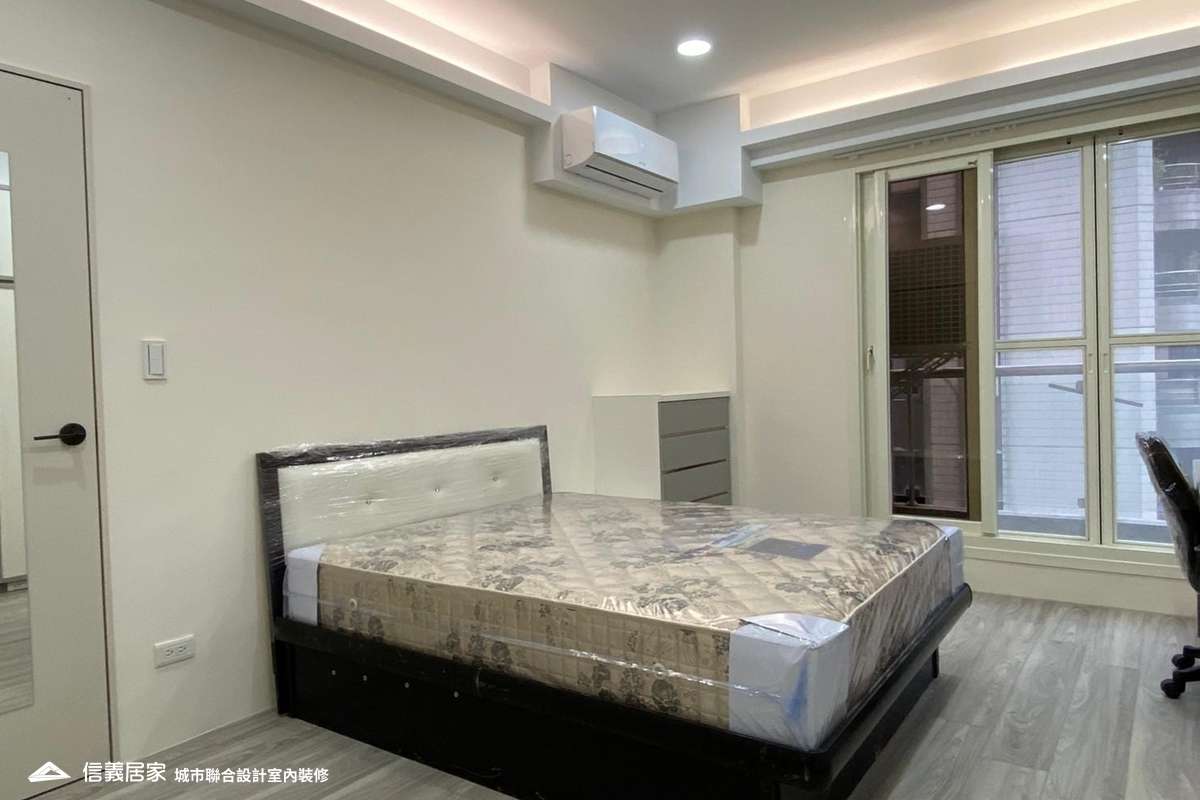 白色臥室室內裝潢設計，包括床、拉門裝潢圖片