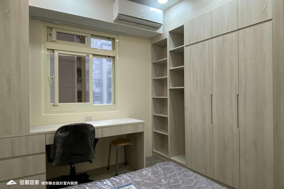 白色臥室室內裝潢設計，包括床、椅子、書櫃裝潢圖片