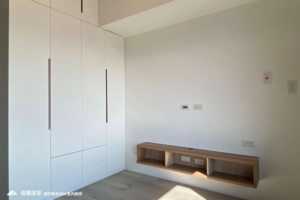 白色臥室室內裝潢設計，包括收納櫃、床頭主牆、置物櫃裝潢圖片