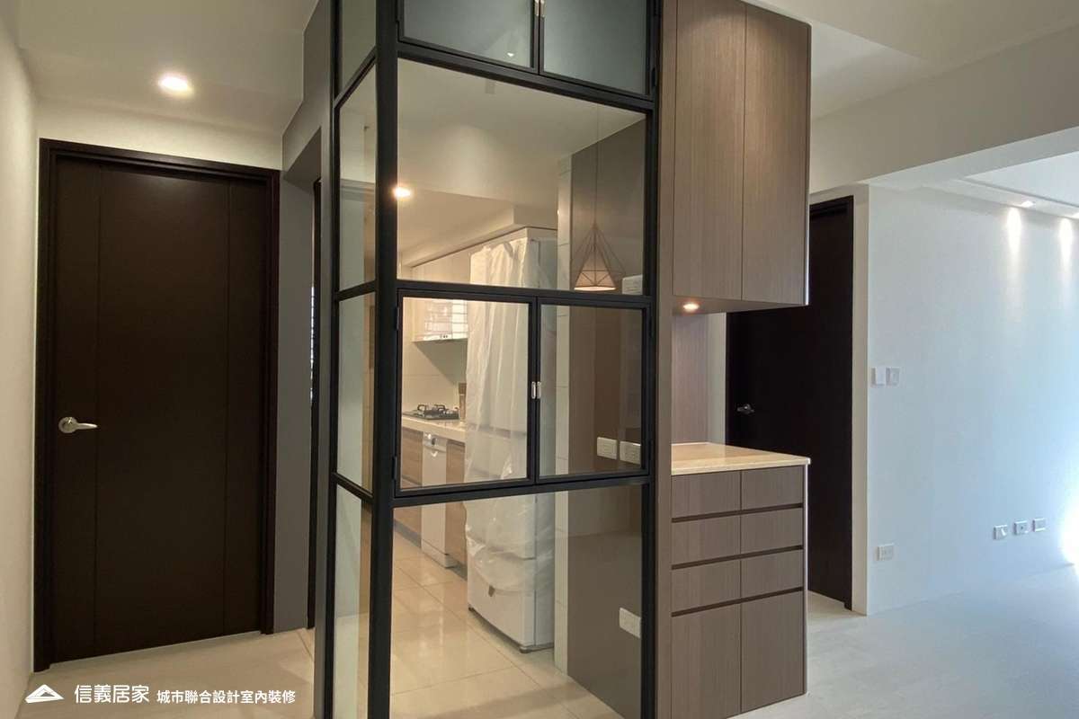 白色廚房室內裝潢設計，包括收納櫃、置物櫃、拉門裝潢圖片