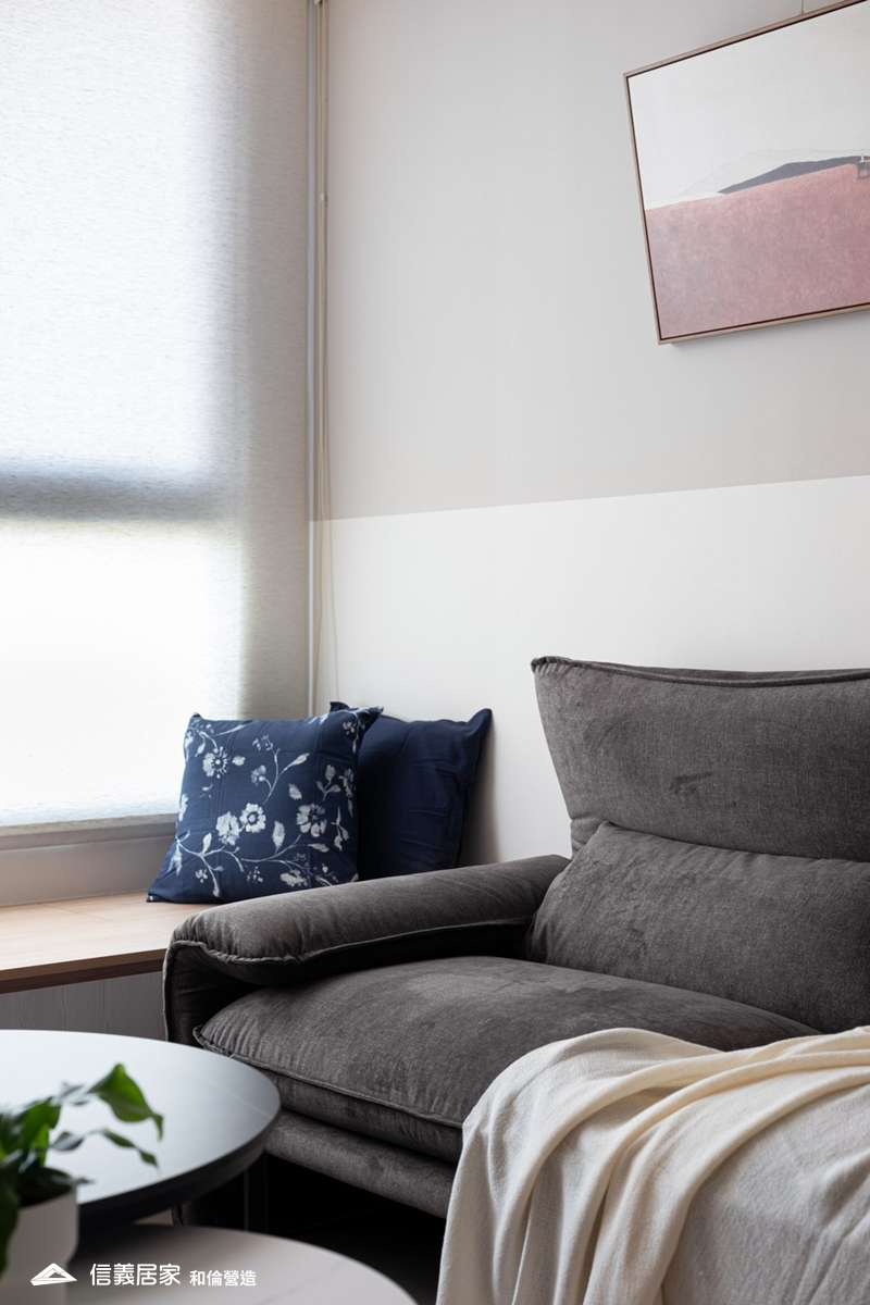 白色客廳室內裝潢設計，包括沙發、臥榻裝潢圖片