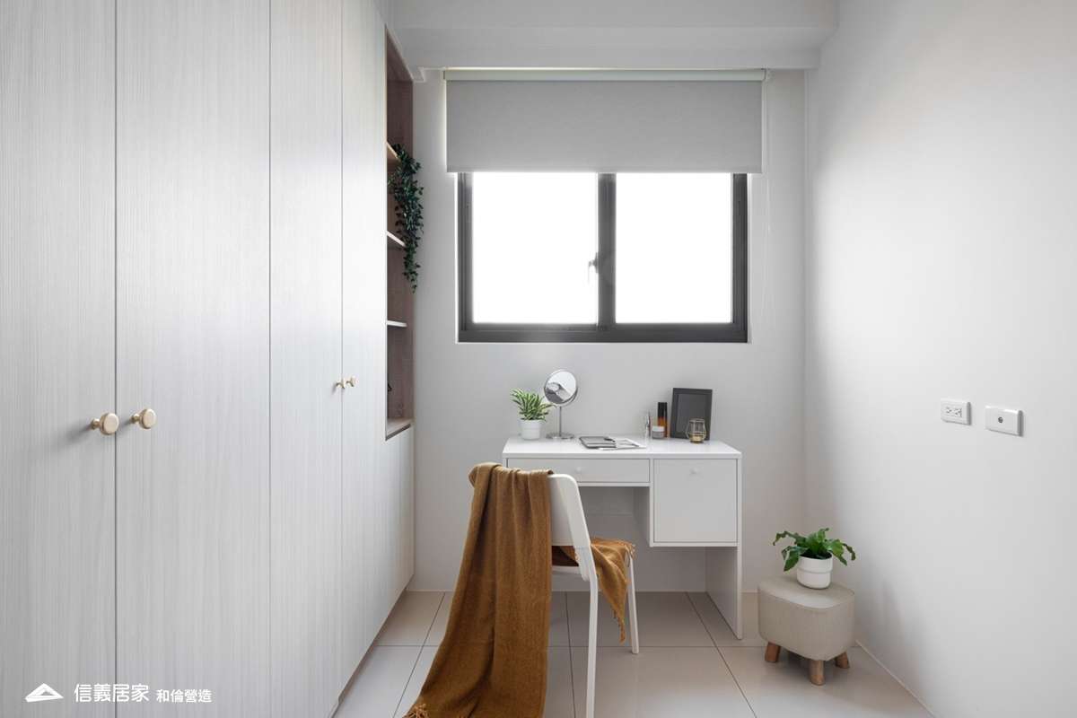 白色臥室室內裝潢設計，包括收納櫃、椅子、書桌、捲簾、置物櫃裝潢圖片