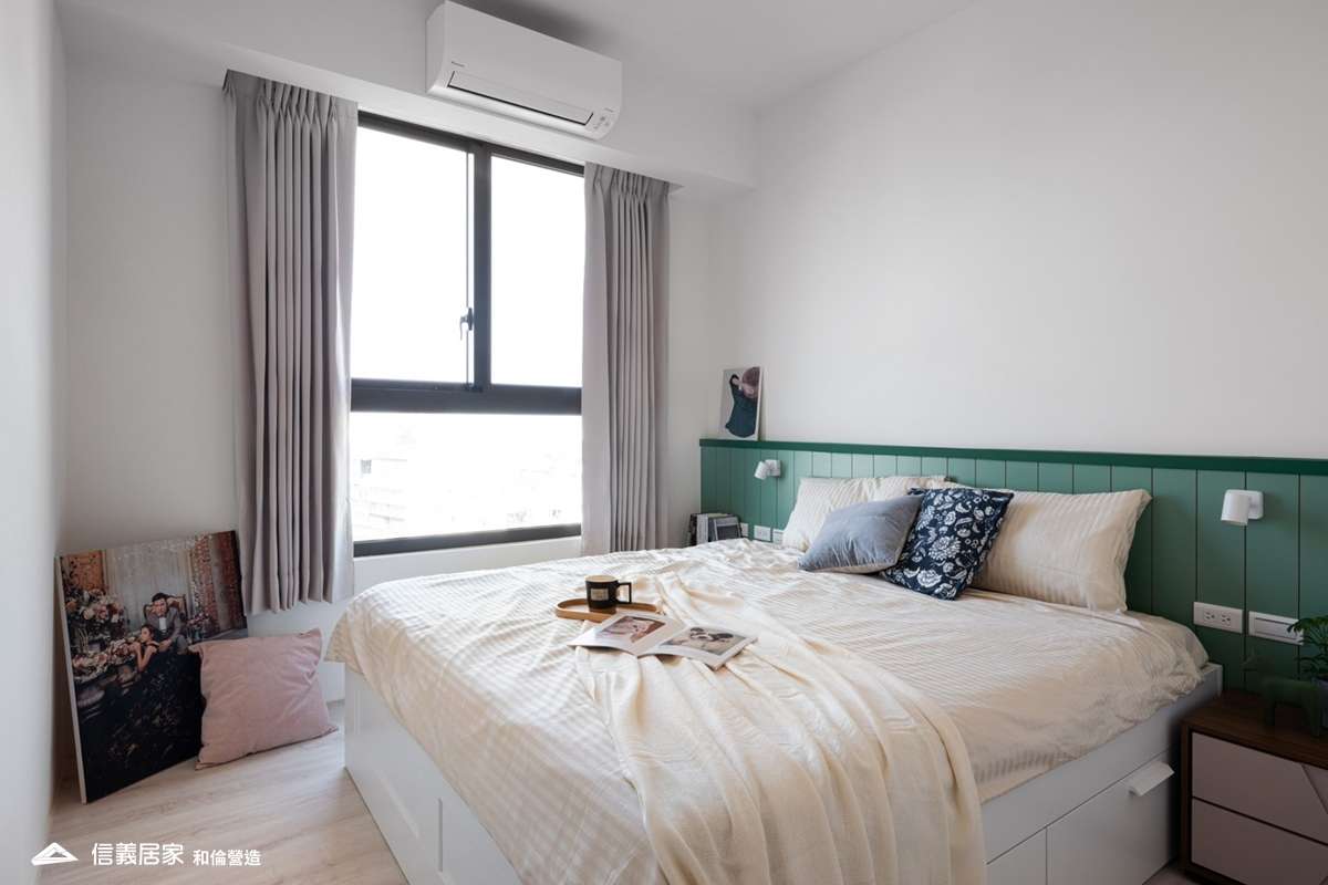 綠色臥室室內裝潢設計，包括窗簾、床、床頭主牆、壁燈、床頭櫃裝潢圖片