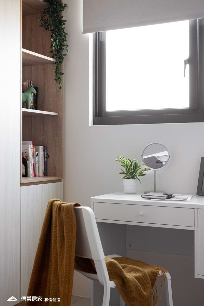 白色臥室室內裝潢設計，包括收納櫃、椅子、捲簾、置物櫃裝潢圖片