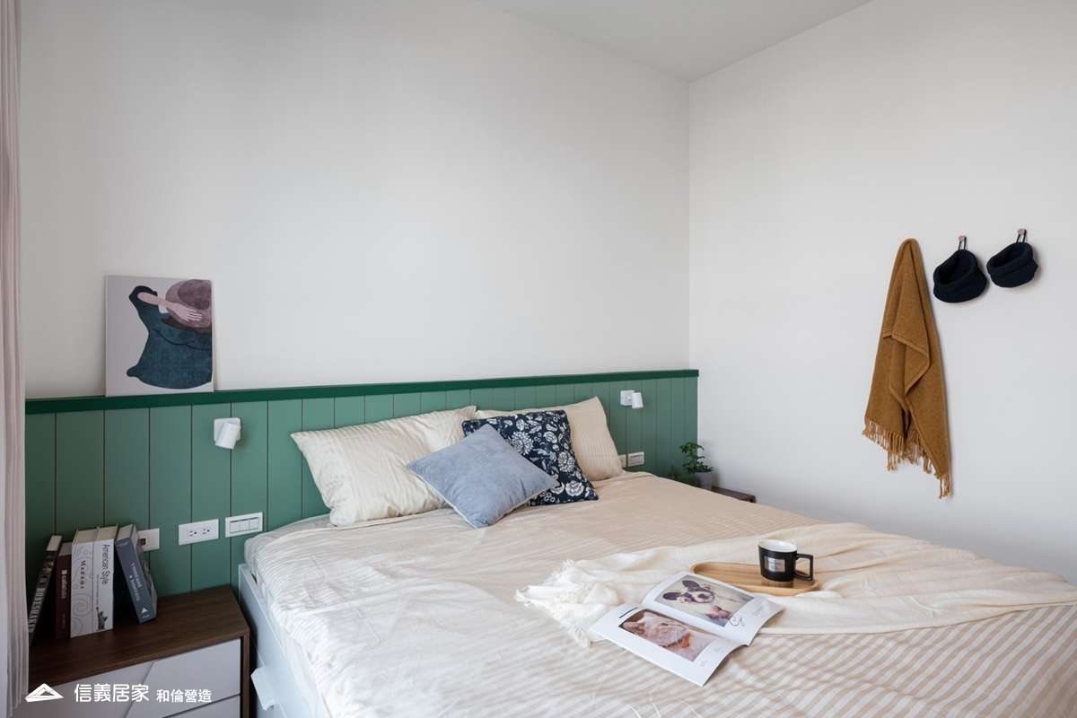 綠色臥室室內裝潢設計，包括床、床頭主牆、床頭櫃裝潢圖片