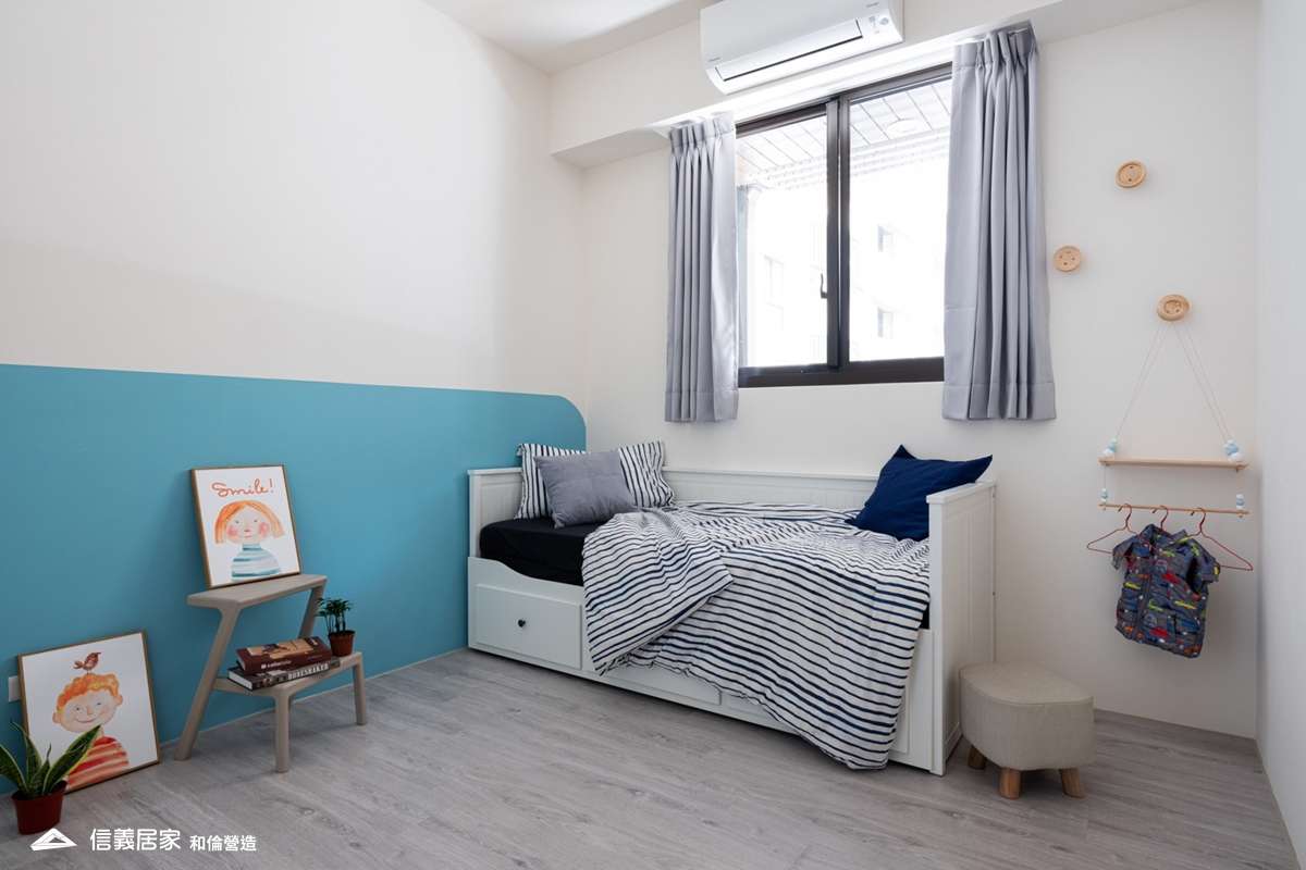 藍色小孩房室內裝潢設計，包括窗簾、床裝潢圖片