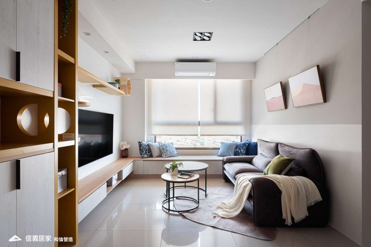 白色客廳室內裝潢設計，包括茶几、收納櫃、電視牆、電視櫃、置物櫃裝潢圖片