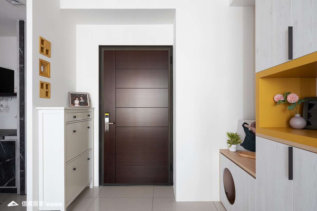 白色玄關室內裝潢設計，包括收納櫃、置物櫃裝潢圖片
