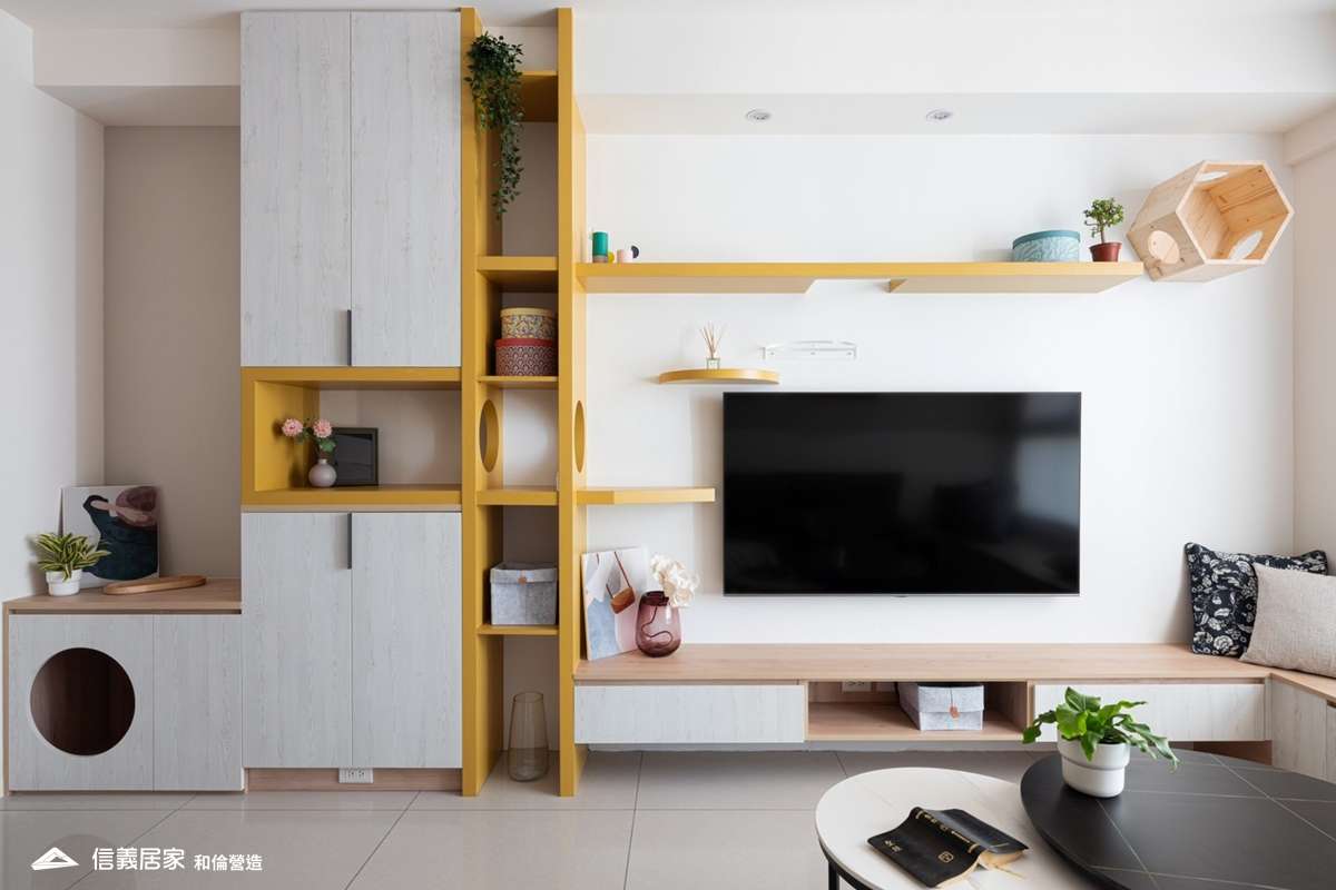白色客廳室內裝潢設計，包括茶几、收納櫃、電視牆、電視櫃、置物櫃裝潢圖片