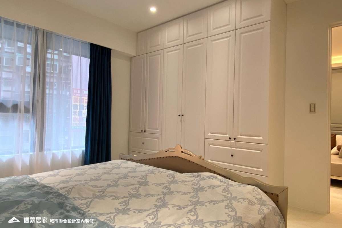 白色臥室室內裝潢設計，包括窗簾、床、收納櫃、置物櫃裝潢圖片