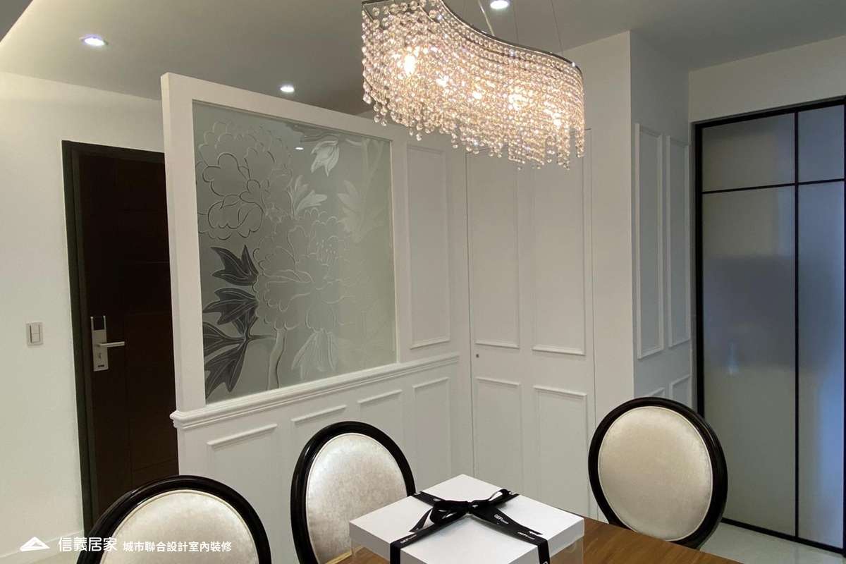 白色餐廳室內裝潢設計，包括吊燈、餐桌、餐椅、隔屏裝潢圖片