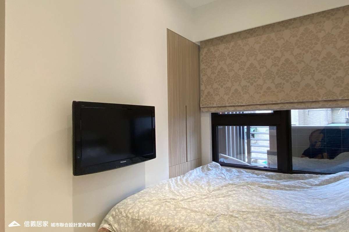 白色臥室室內裝潢設計，包括床、收納櫃、捲簾裝潢圖片