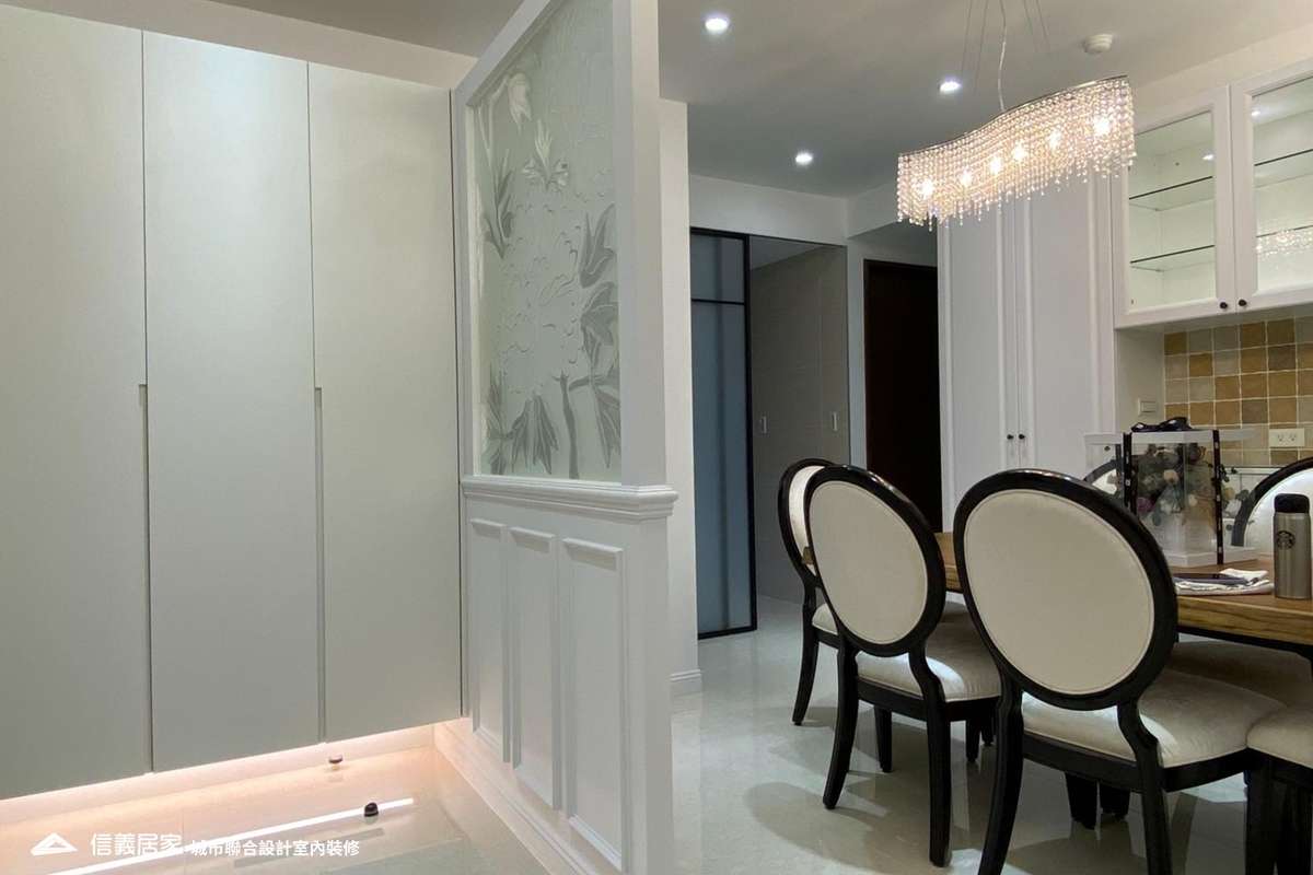 白色餐廳,白色玄關室內裝潢設計，包括吊燈、餐桌、餐椅、隔屏裝潢圖片
