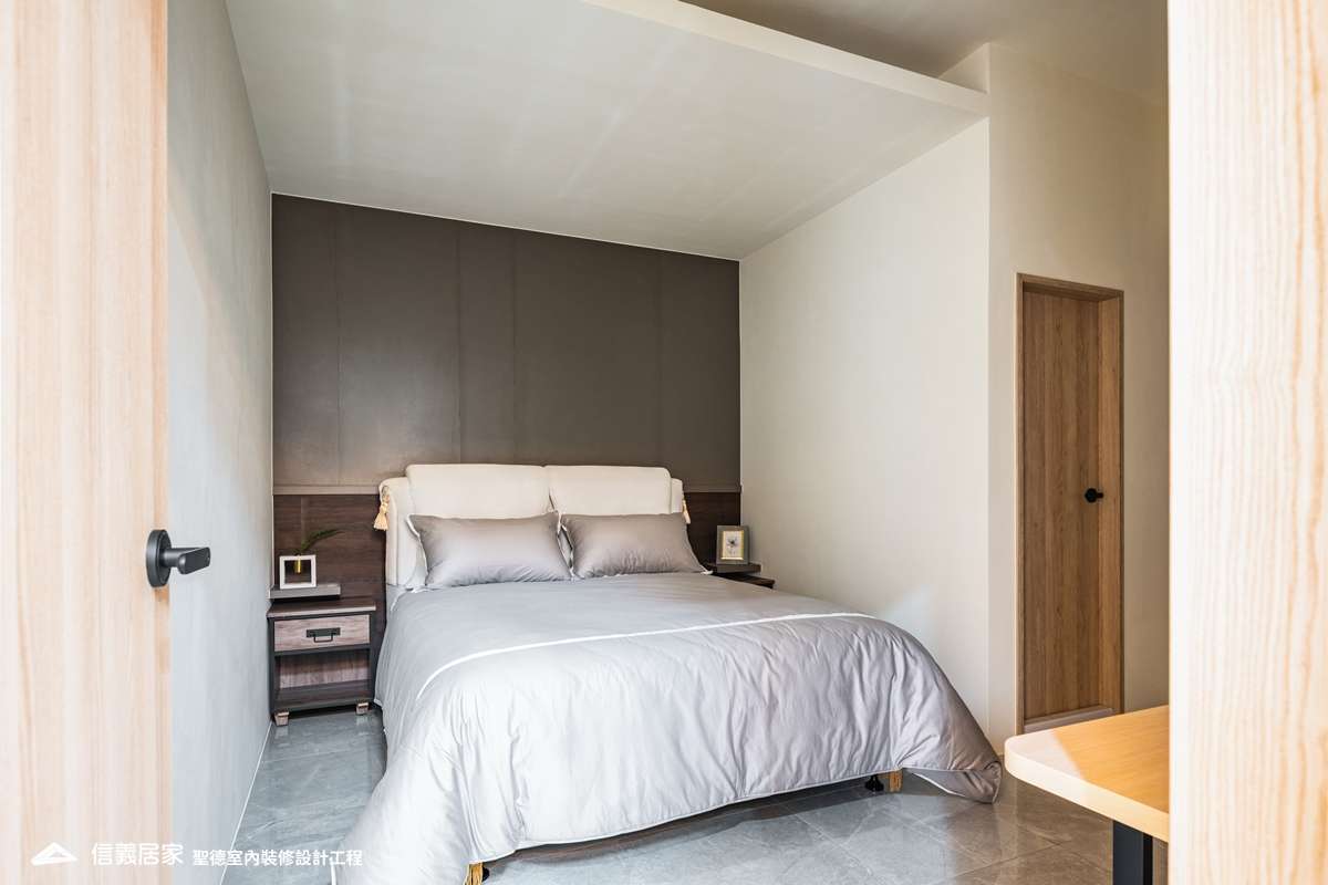 白色臥室室內裝潢設計，包括床、床頭主牆、床頭櫃裝潢圖片