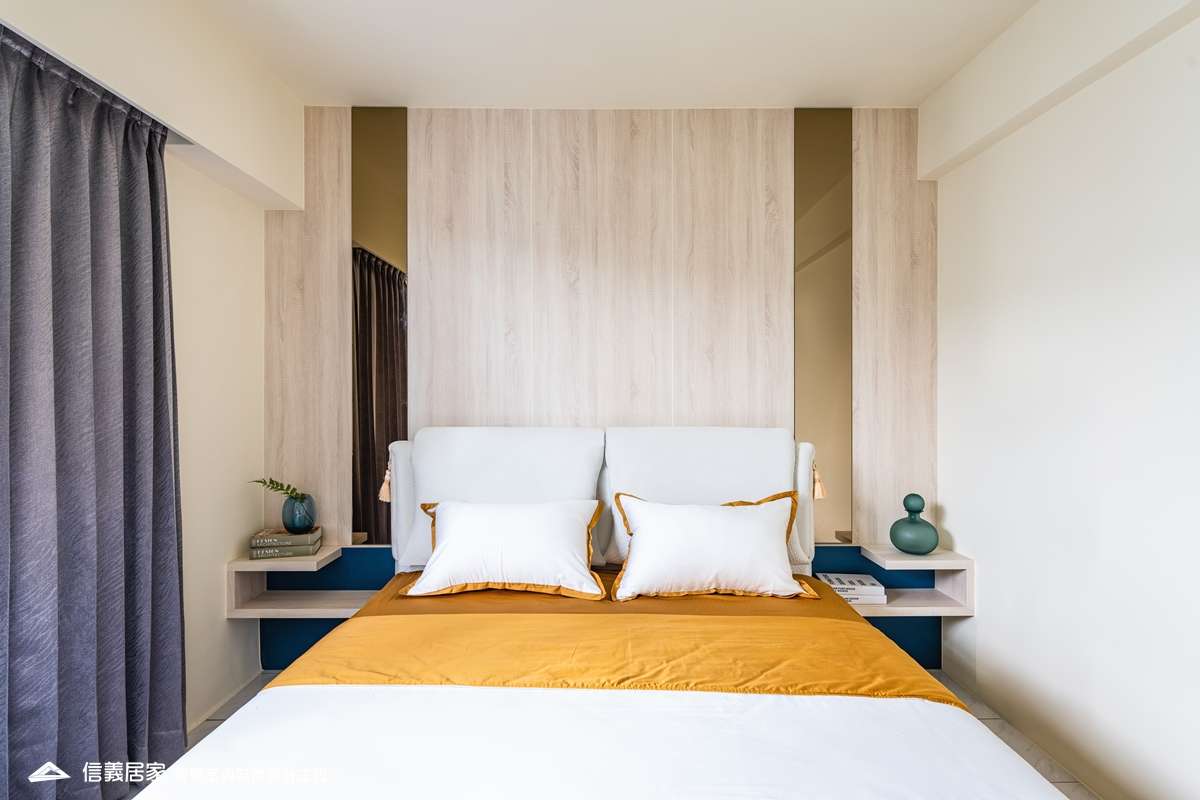 白色臥室室內裝潢設計，包括窗簾、床、床頭主牆裝潢圖片