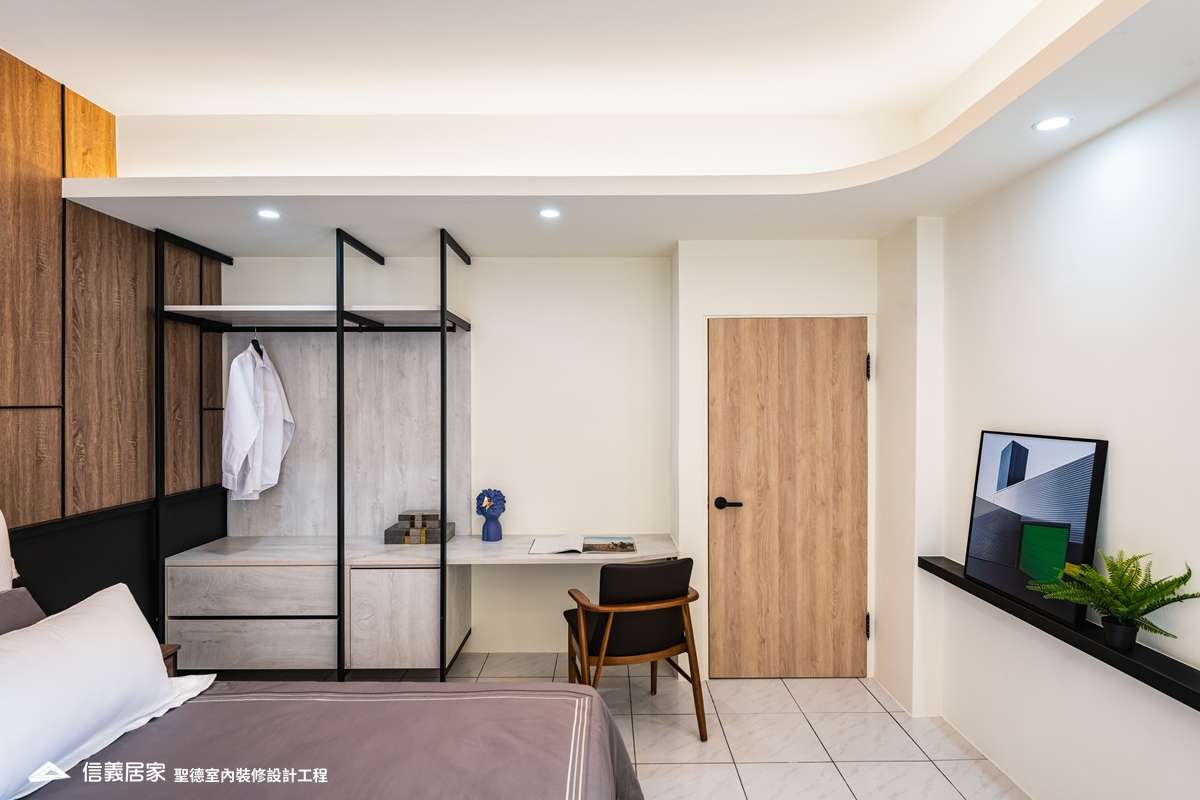 白色臥室室內裝潢設計，包括床、床頭主牆、置物櫃裝潢圖片