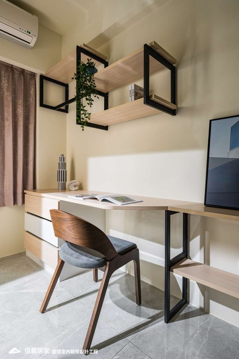 白色臥室室內裝潢設計，包括椅子、書桌、化妝台、置物櫃裝潢圖片