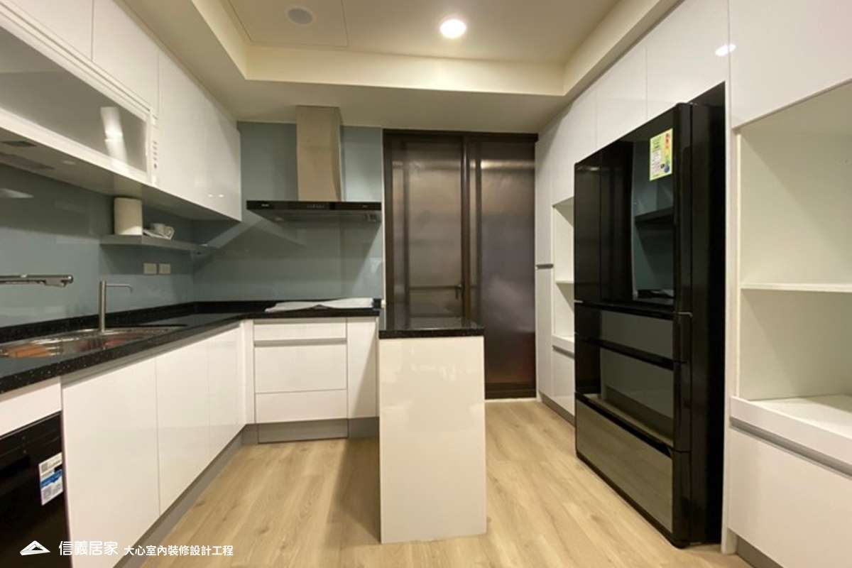 白色廚房室內裝潢設計，包括收納櫃、流理台、置物櫃、中島裝潢圖片
