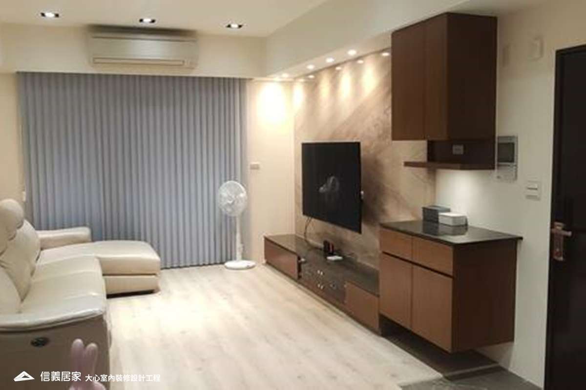米色客廳室內裝潢設計，包括窗簾、嵌燈、電視櫃、矮櫃、L型沙發、置物櫃裝潢圖片