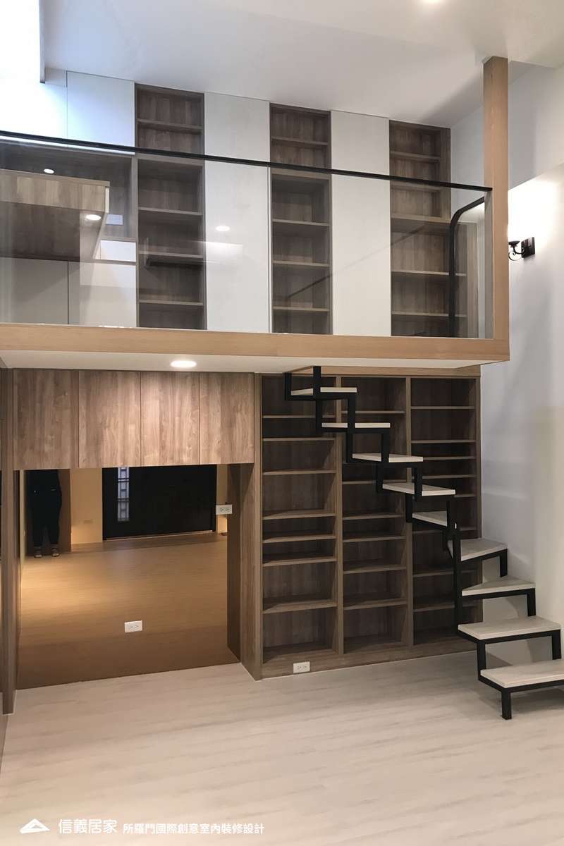 米色客廳室內裝潢設計，包括收納櫃、展示櫃、樓梯裝潢圖片