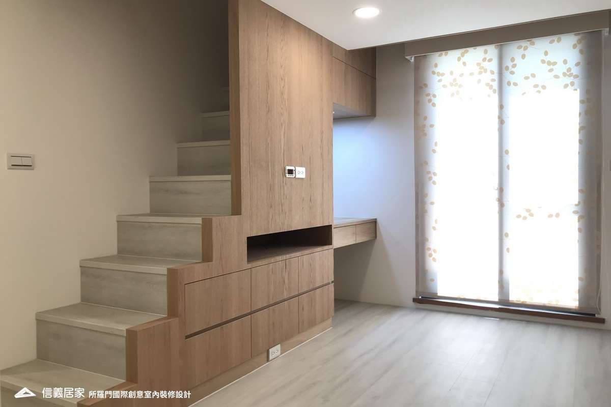 米色樓梯室內裝潢設計，包括窗簾、收納櫃、樓梯裝潢圖片